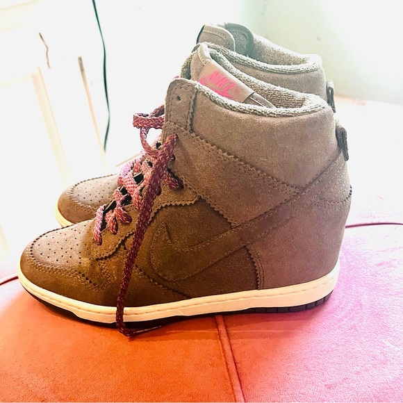 Hunter Green Nike boots size 7 with platform style heel in perfect condition - Picture 5 of 6